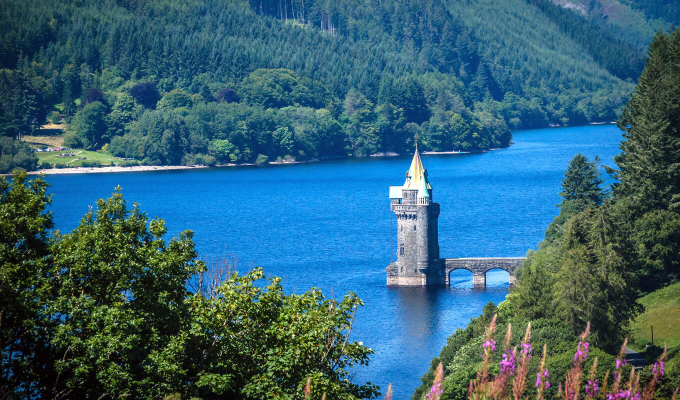 Turm mitten im Lake Vyrnwy Wales
