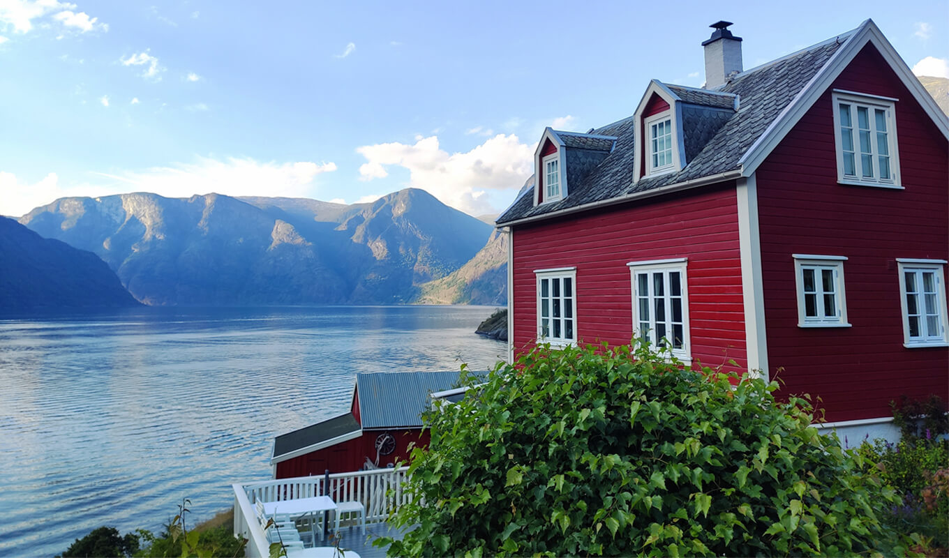 A red Norwegian house at the Aurlandsfjord