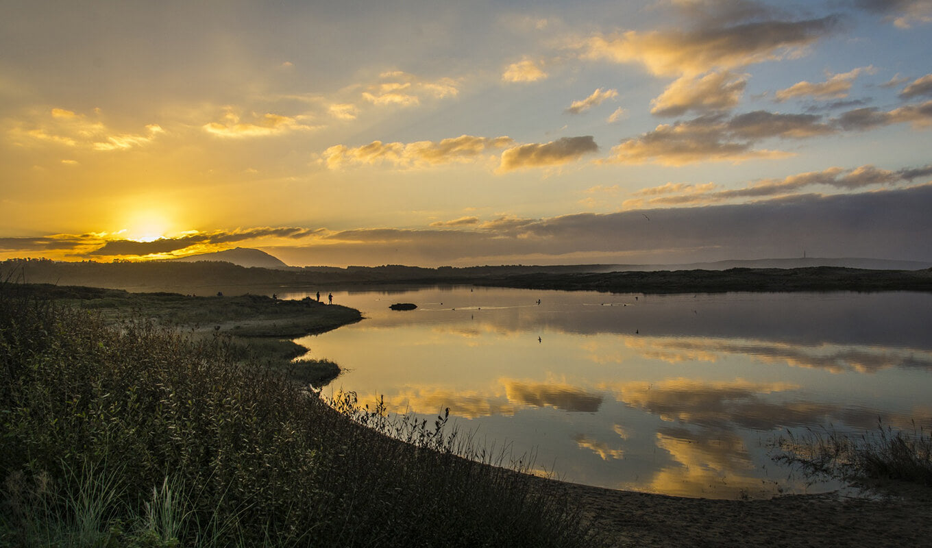 Sonnenuntergang über dem Landschaftspark Lochore Meadows