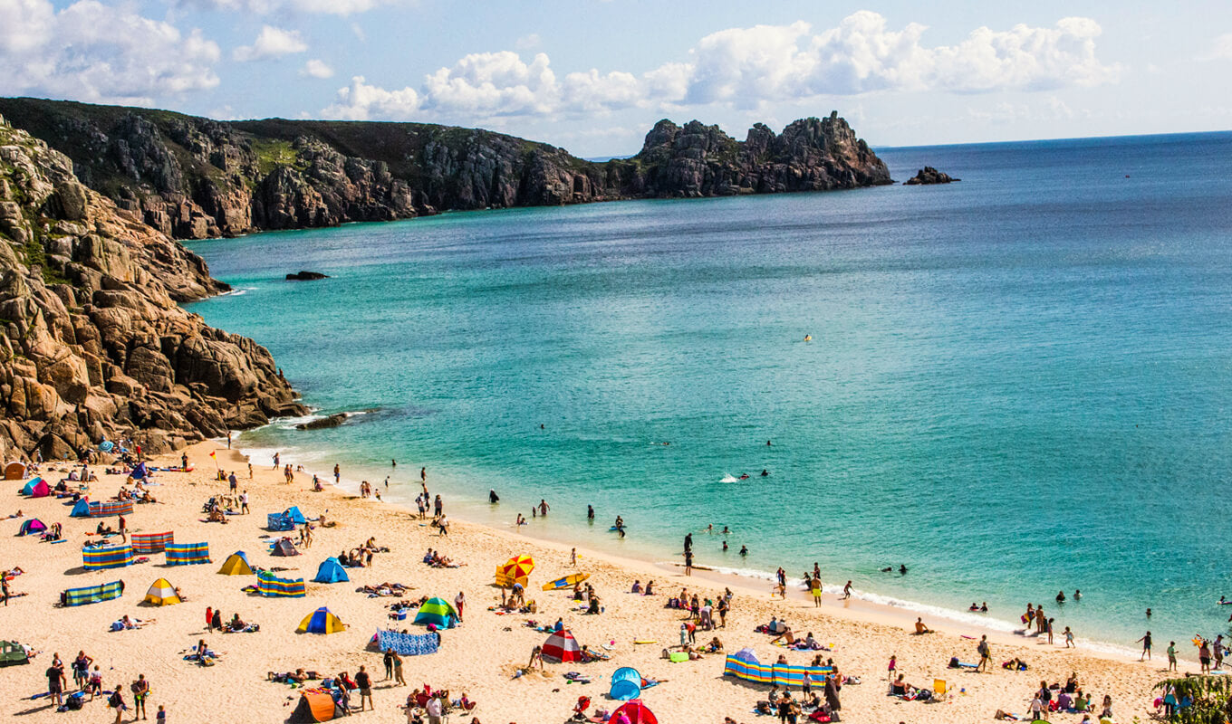 Menschen am Strand von Porthcurno