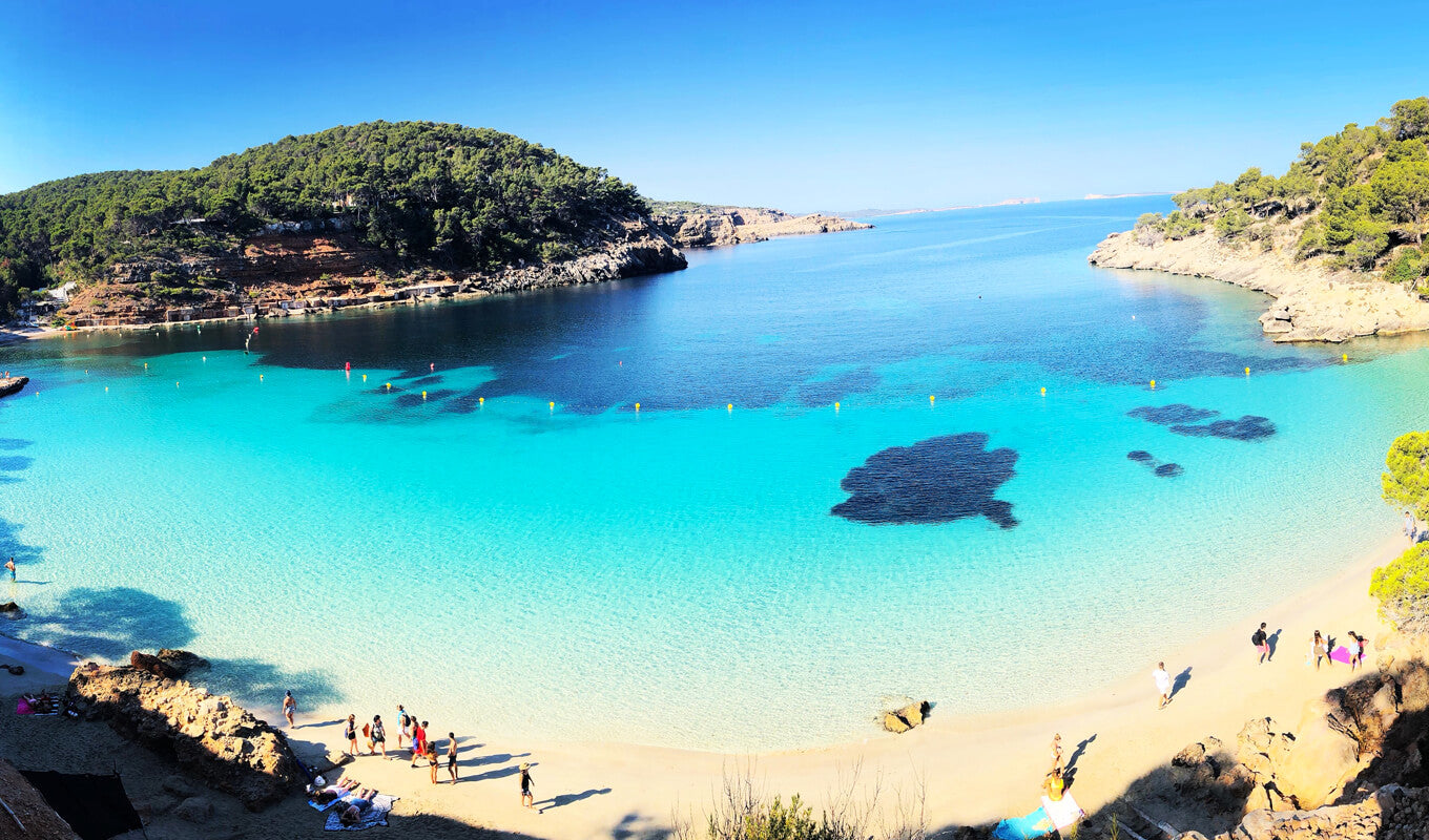 Menschen am Strand der Balearen, Spanien