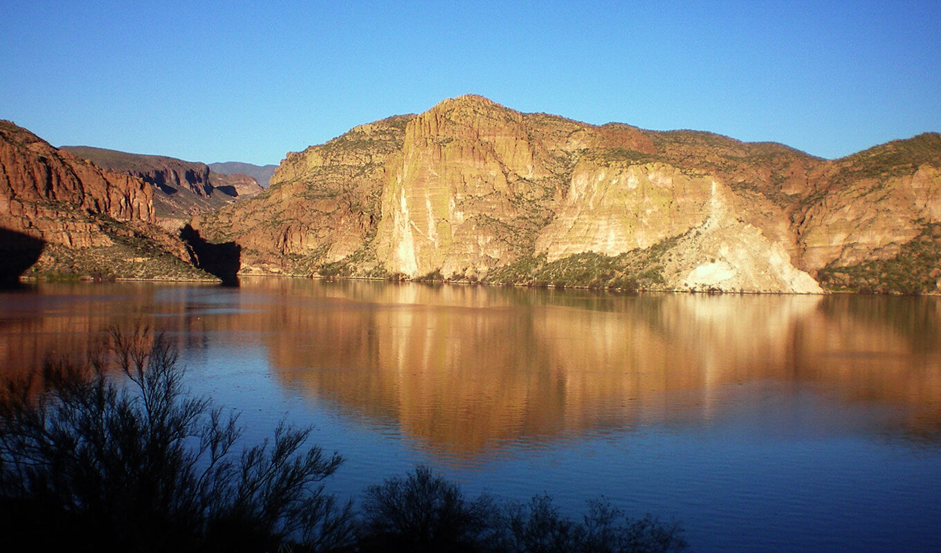 Red rocky mountain near Apache lake