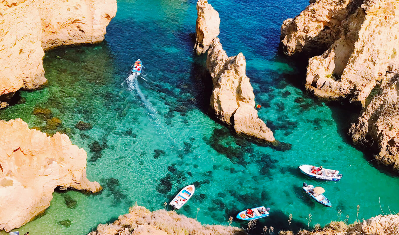 Boote an der Küste in Lagos, Algrave Portugal