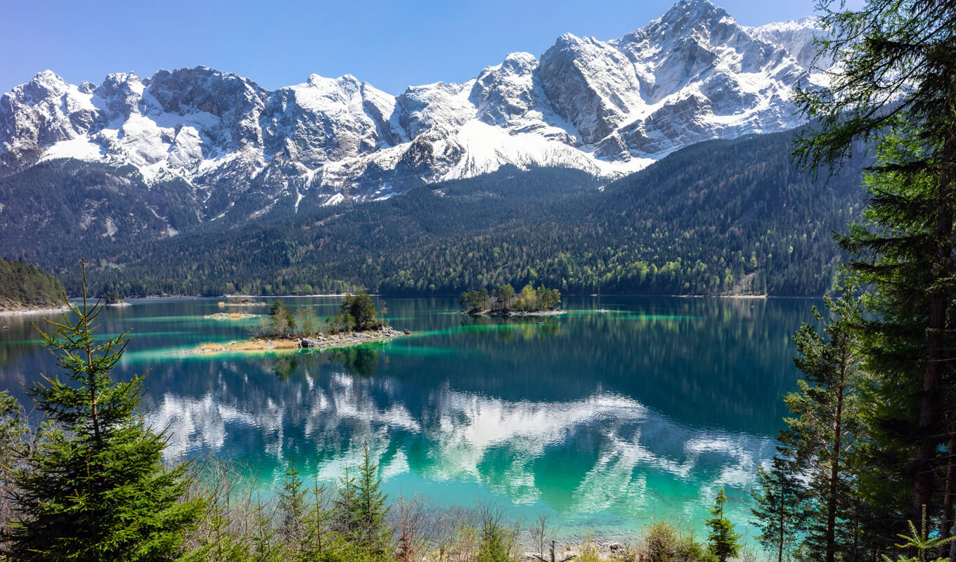 Reflexion des schneebedeckten Berges am Eibsee Grainau, Deutschland