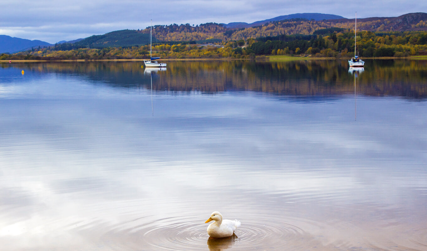 Boote am Loch Ness in Schottland