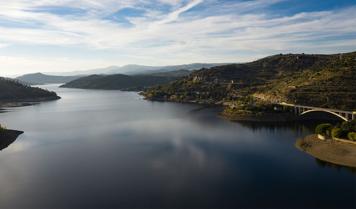 kayaking in burguillo reservoir in spain