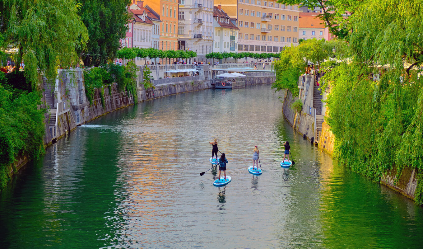 Gruppe von Paddle-Boardern in Ljubijana, Slowenien