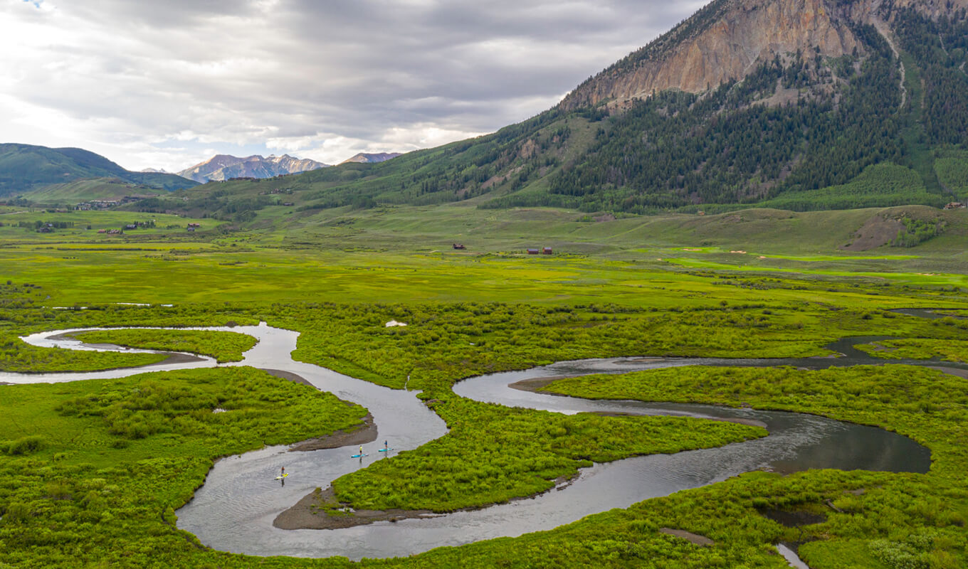 Paddle-Boarding im Slate River, Crested Butte Colorado