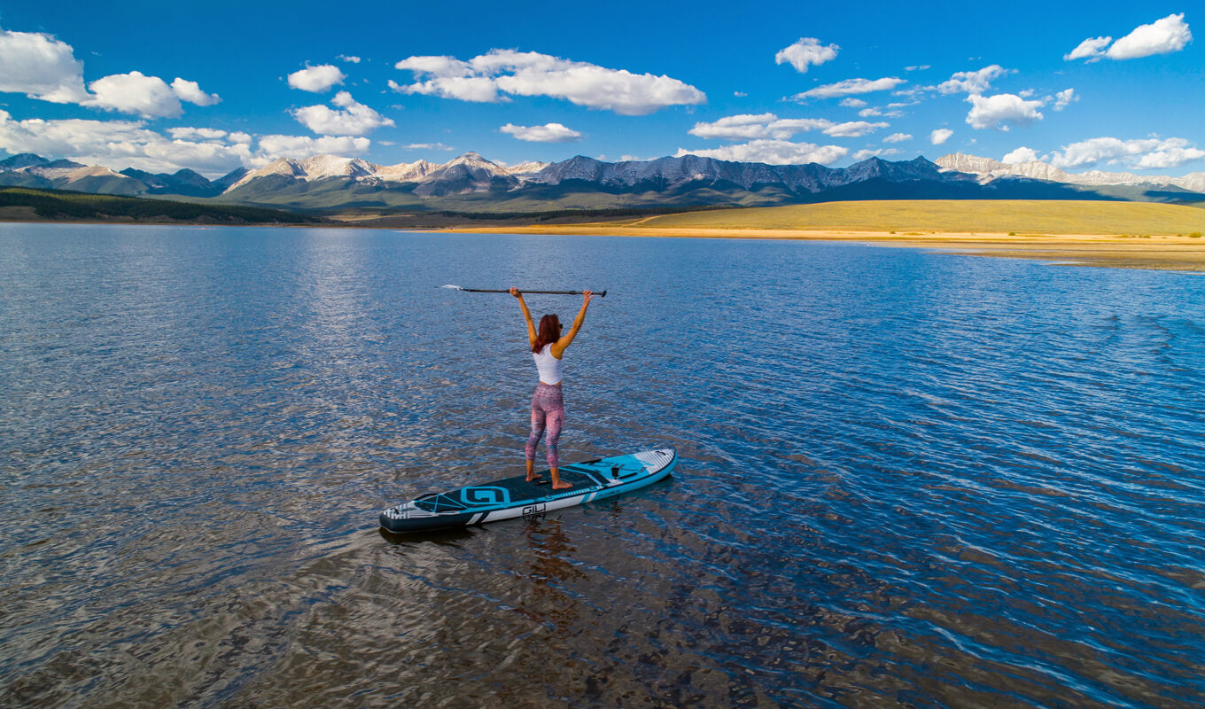 Frau GILI Paddleboarding im Taylor Reservoir