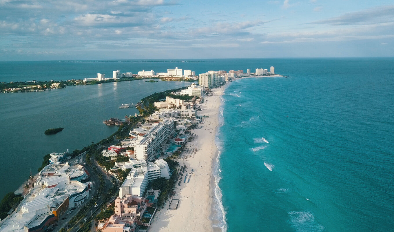 Luftbild von Cancun, Mexiko mit Luxusresorts