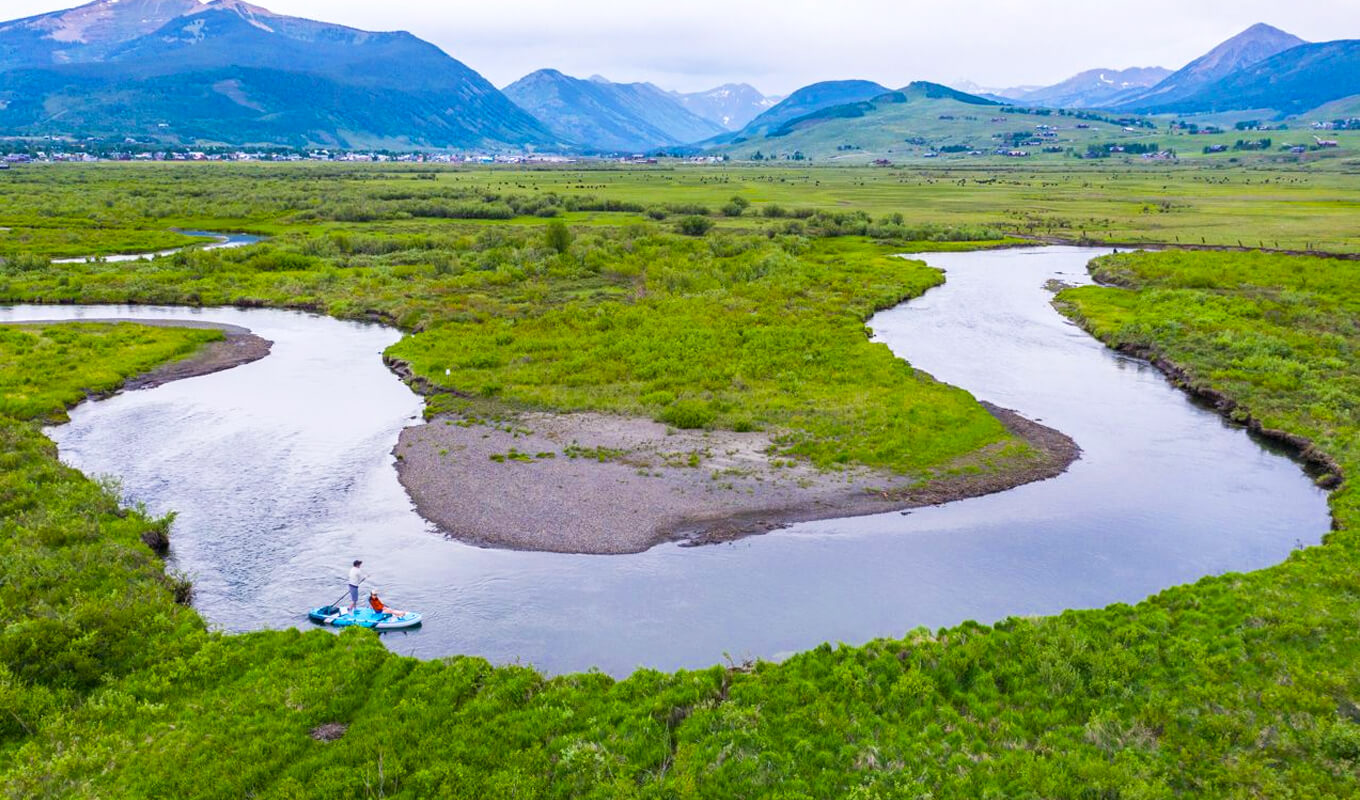 Paar-Paddle-Boarding auf einem Fluss