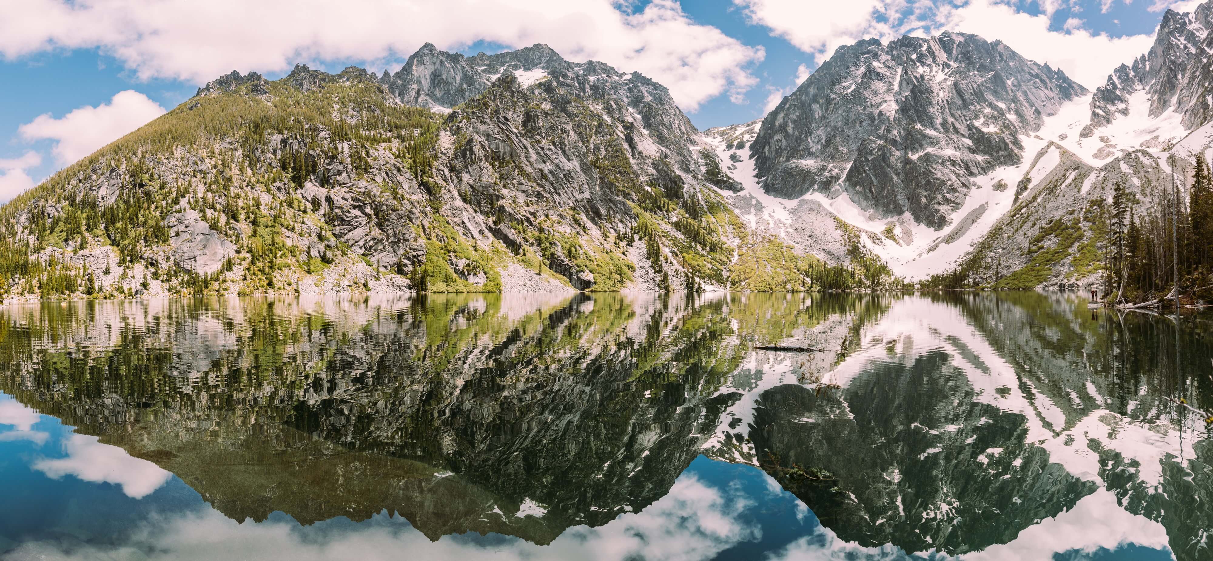 Kristallklares Wasser des Colchuck-Sees