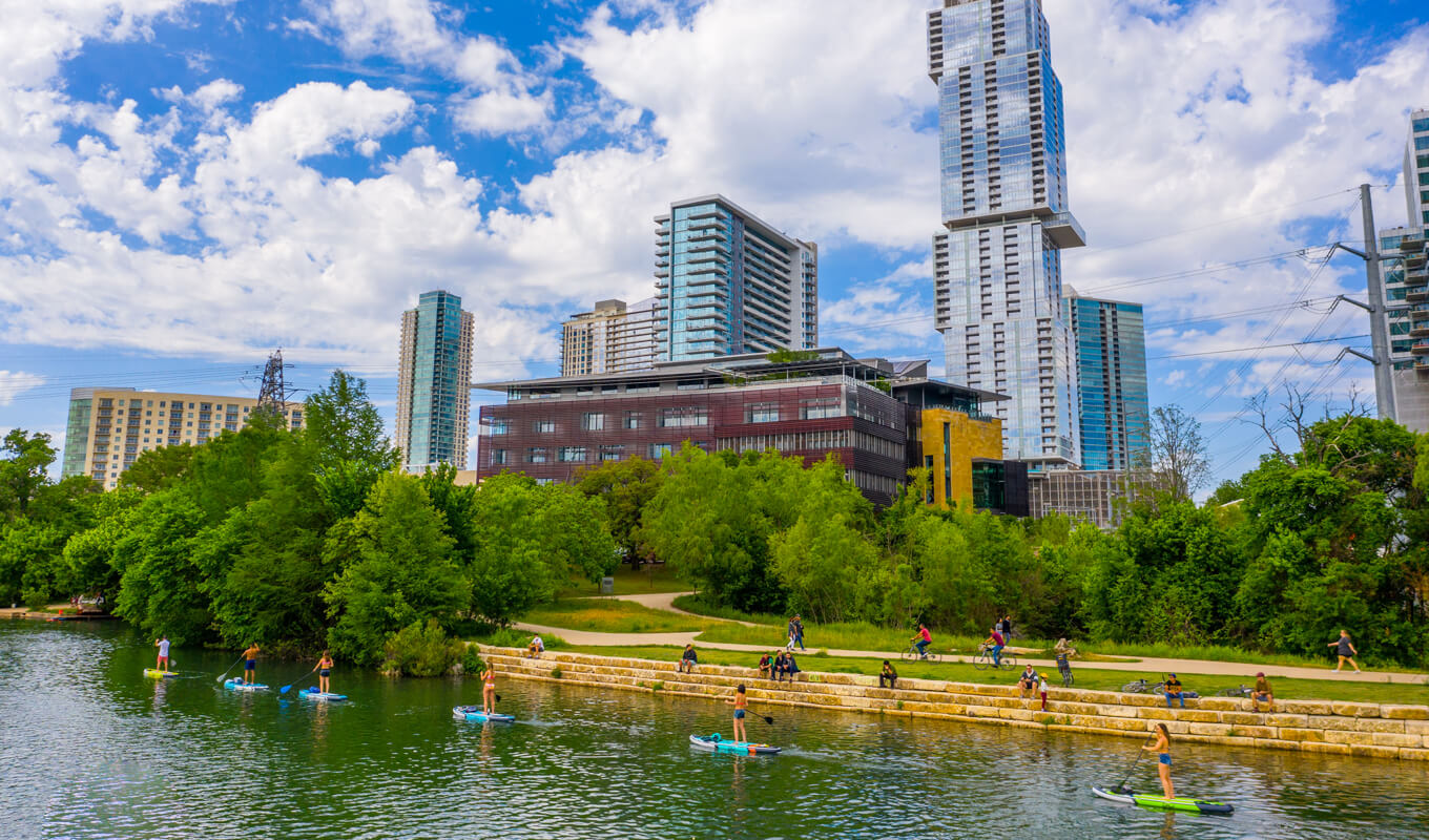 Gruppe Paddelboarder am Austin River