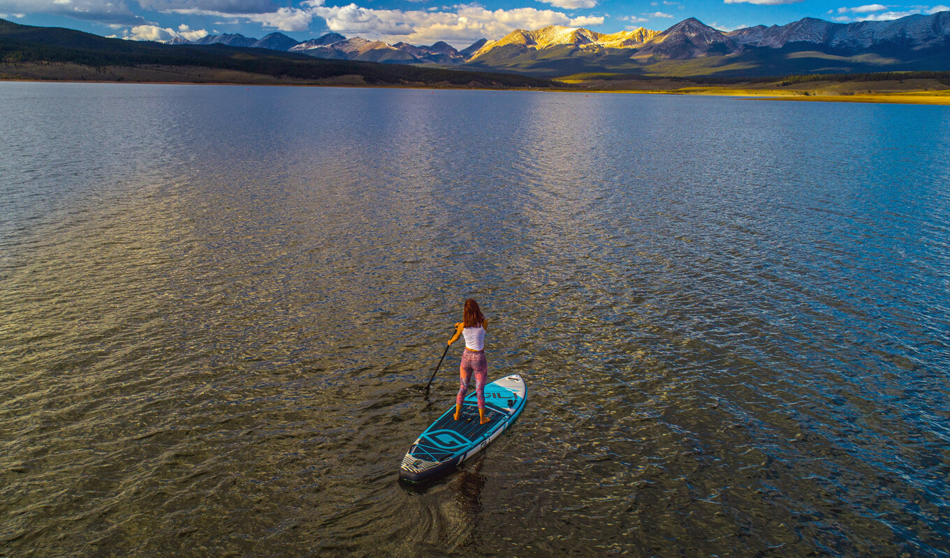 Aufblasbare SUP-Boards am See