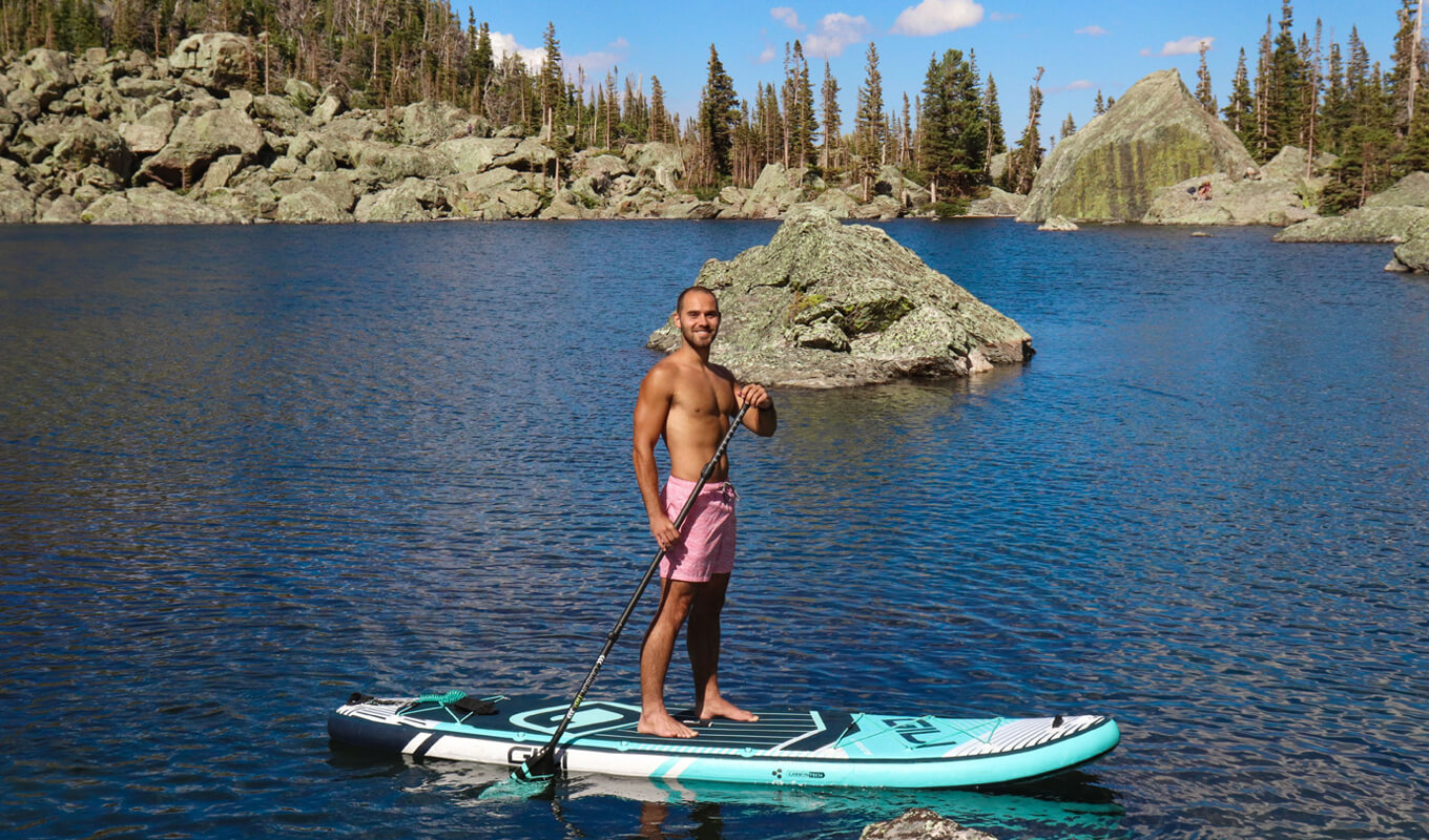 Man using inflatable paddle board meno