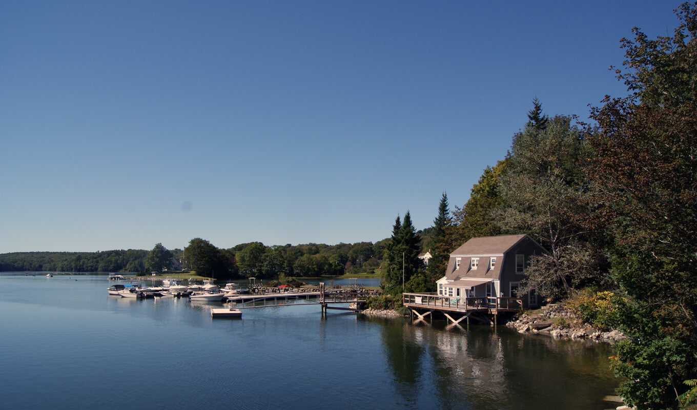 Boote legen am Damariscotta River, Maine an