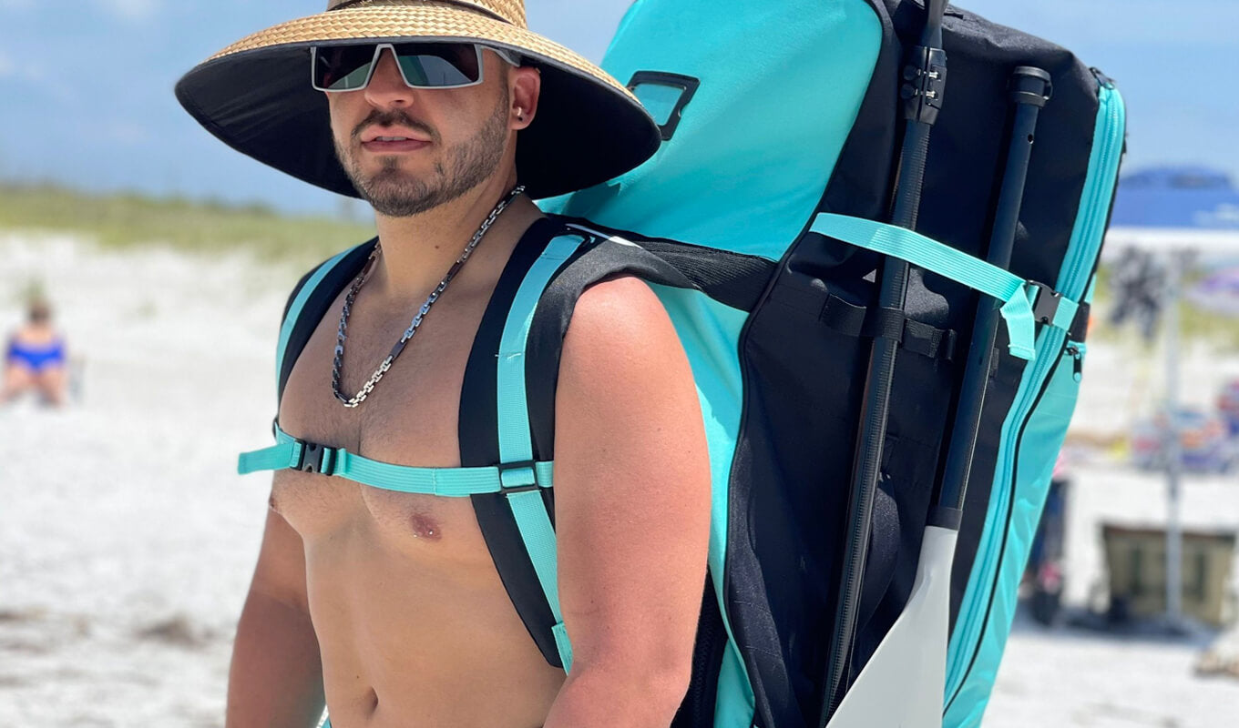 Mann mit blauem Gili-Sup-Rucksack