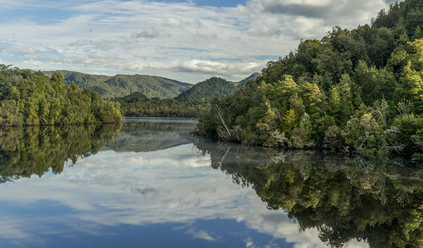 Spiegel wie Wasser des Gordon River im Südwesten des Nationalparks