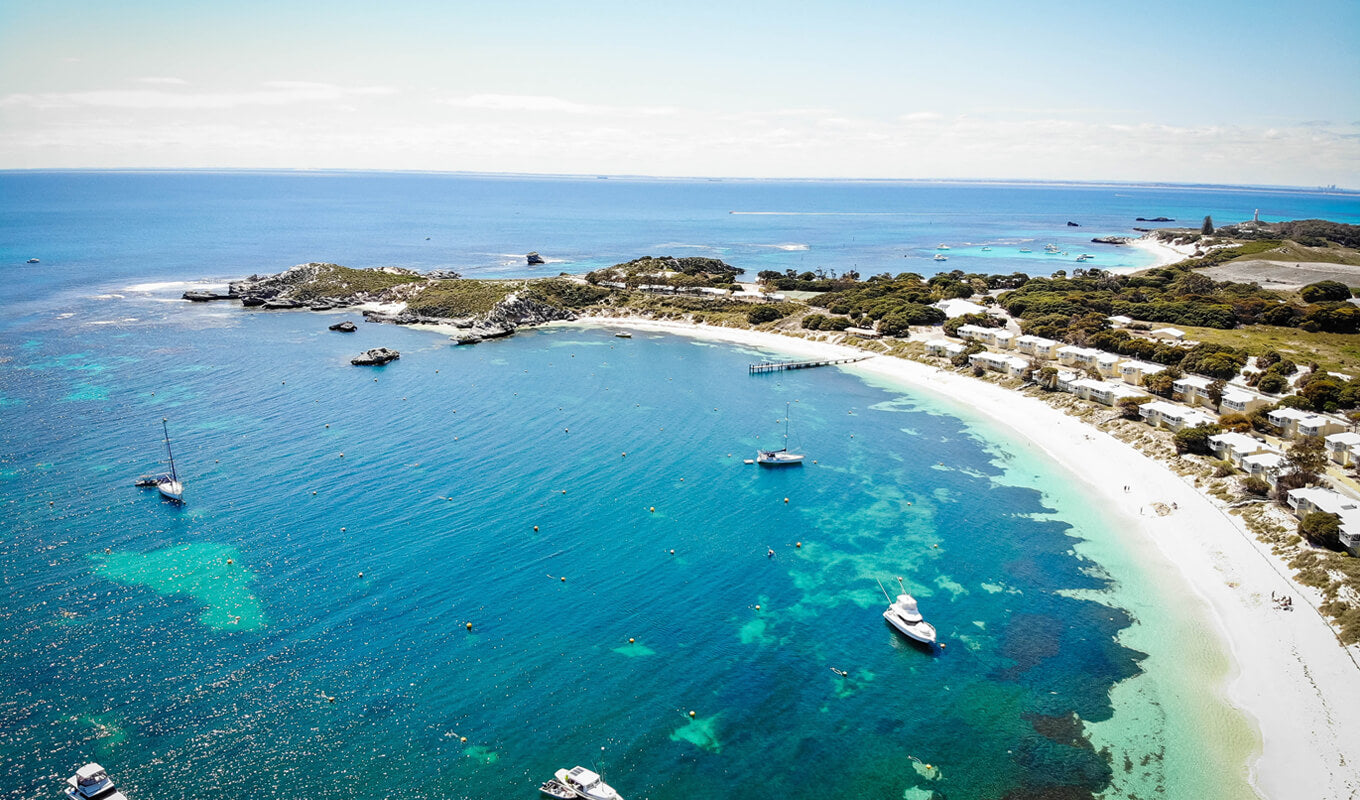 Yacht, die durch Rottness Island Bay fährt