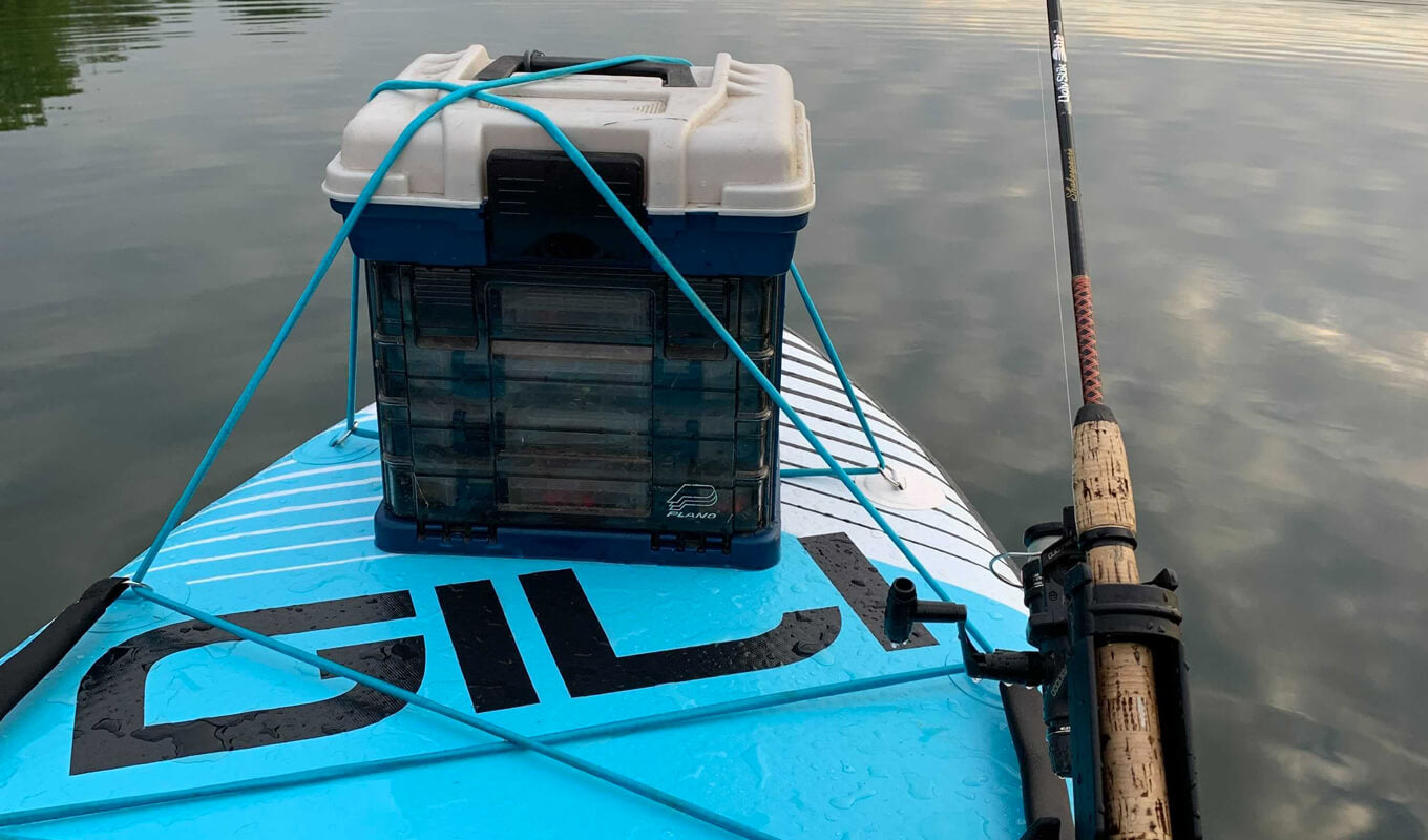 Tackle Box auf einem Gili SUP Board mit Rutenhalter