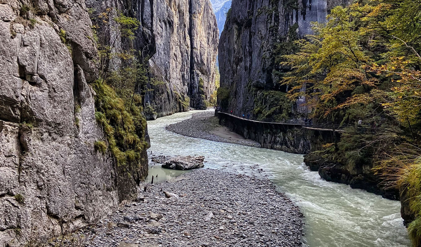 Fluss zwischen felsigen Bergen