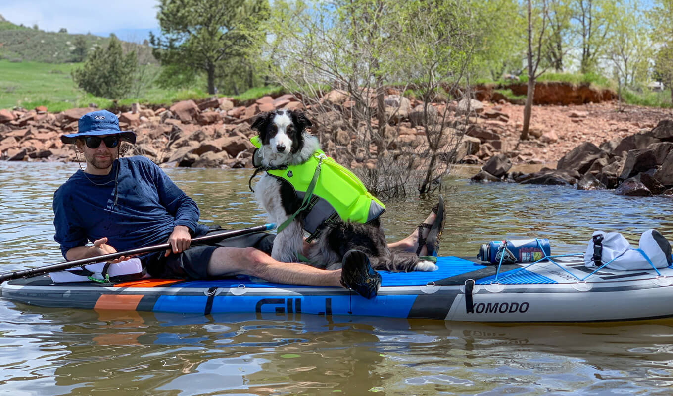 Mann mit seinem Hund auf einem Komodo-SUP-Brett