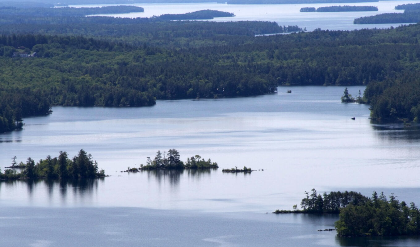 Ruhiges, klares Wasser des Squam Lake