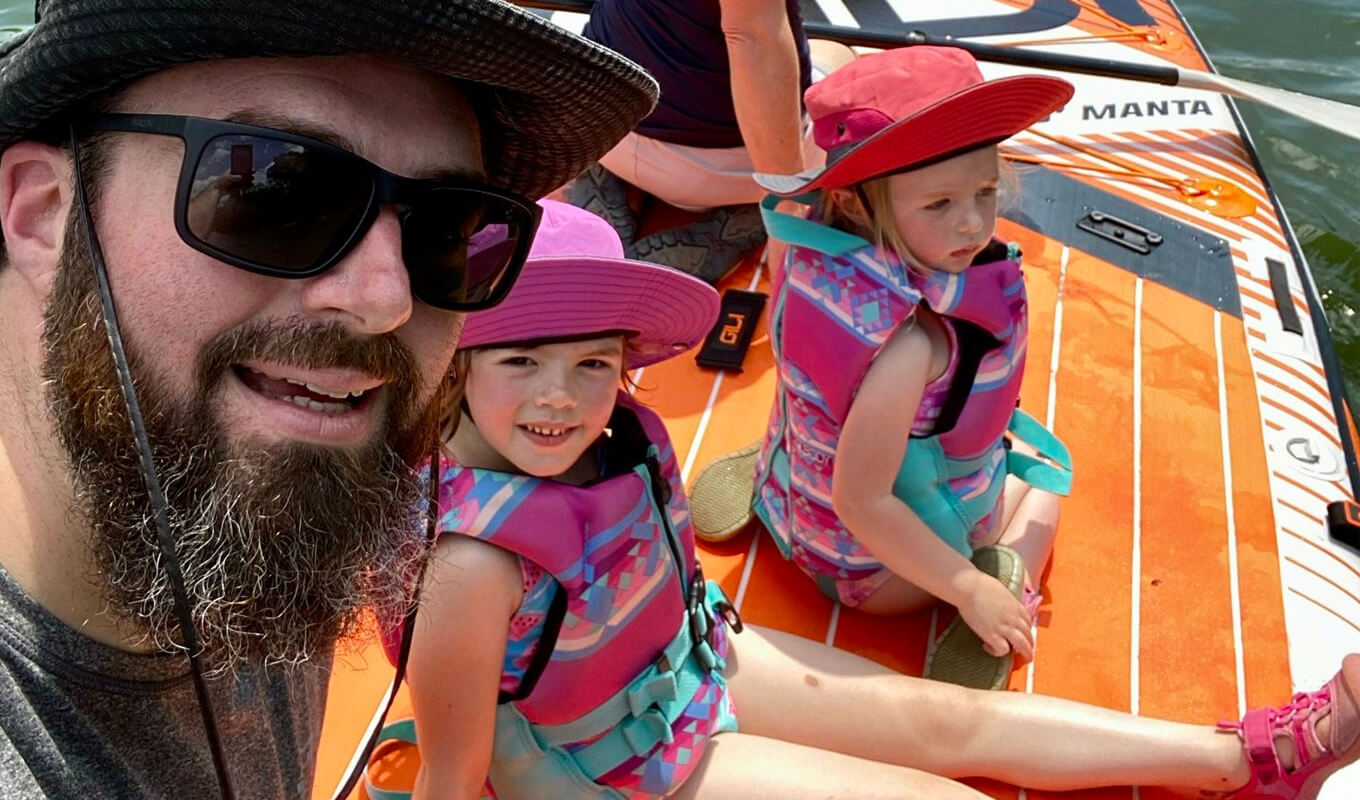 Papa an Bord mit Kindern auf einem großen GILI Manta SUP