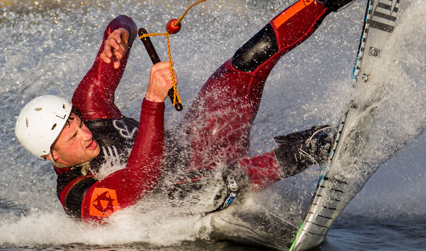 A competitor in the ropes using a black life jacket