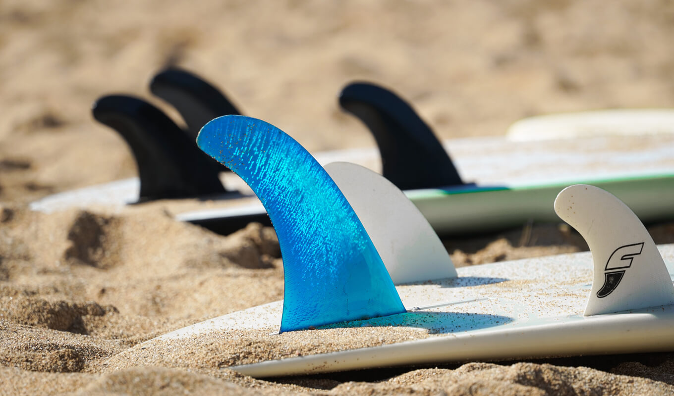 Surfbretter mit Bluefin auf dem Sand