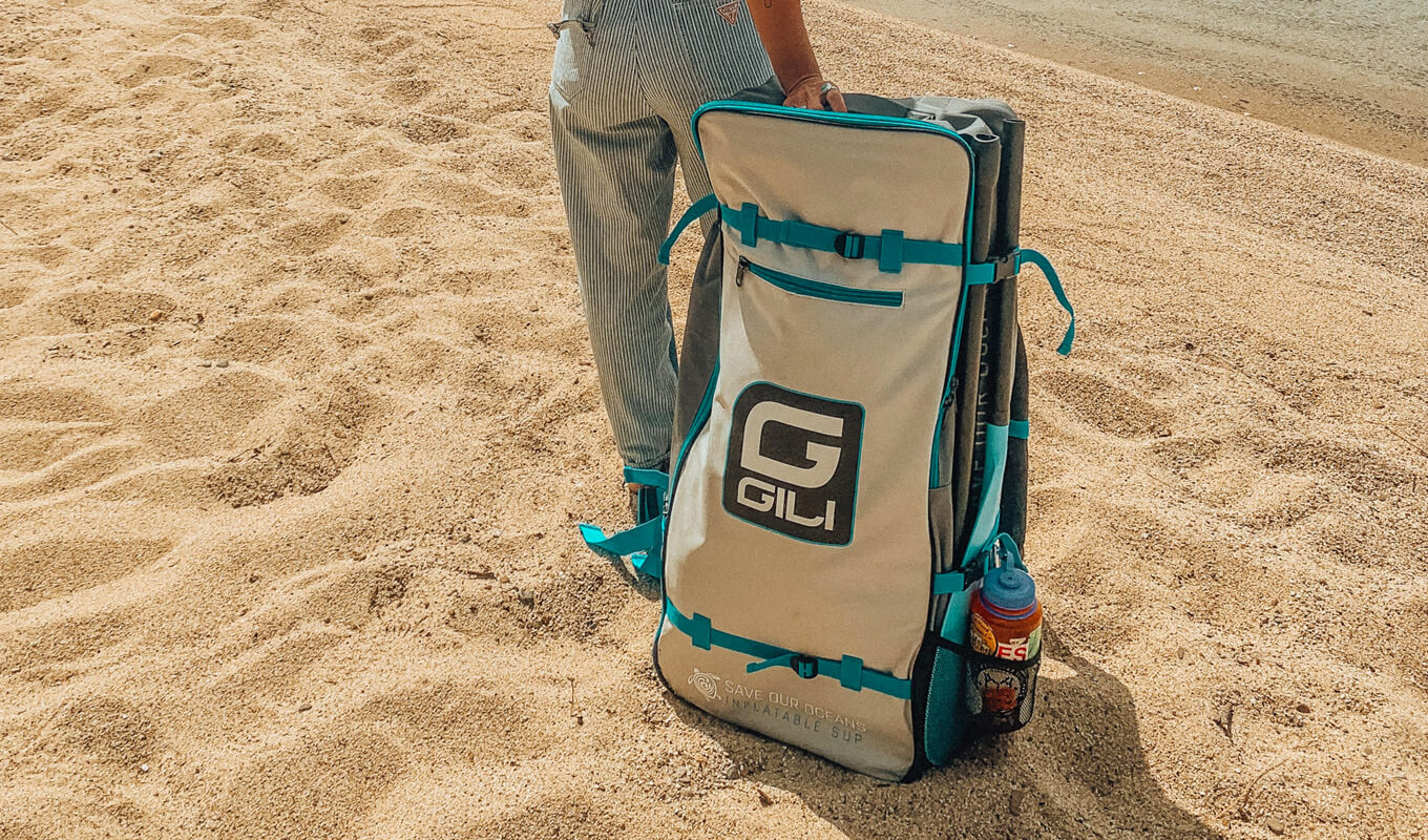 Frau mit einer Paddle-Board-Tasche