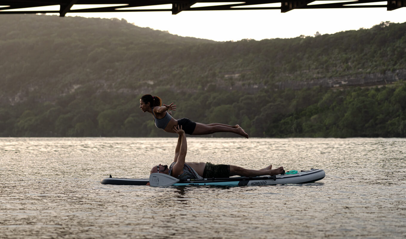 Mann und Frau machen eine Yoga-Pose auf einem GILI-Paddelbrett