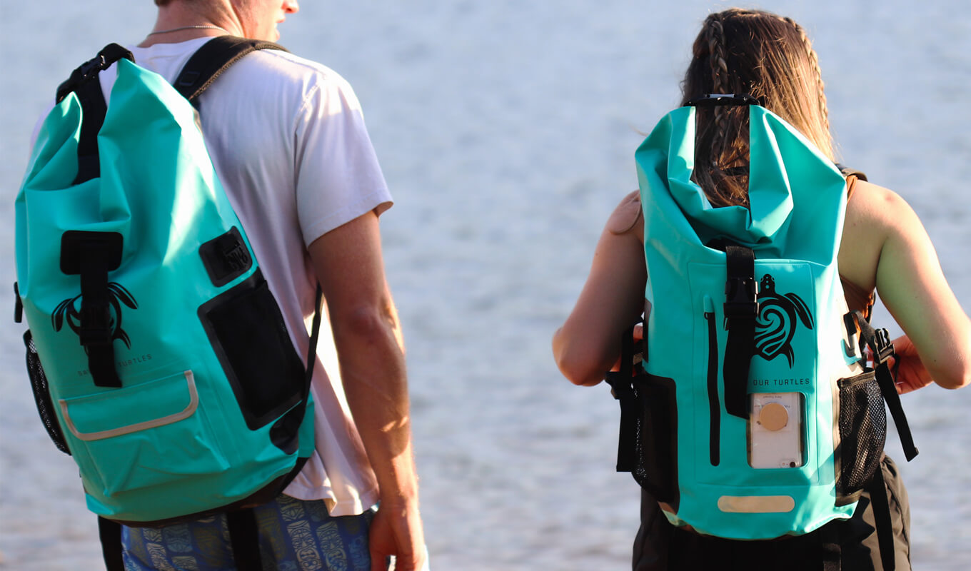 Mann und Frau mit wasserdichtem Rucksack