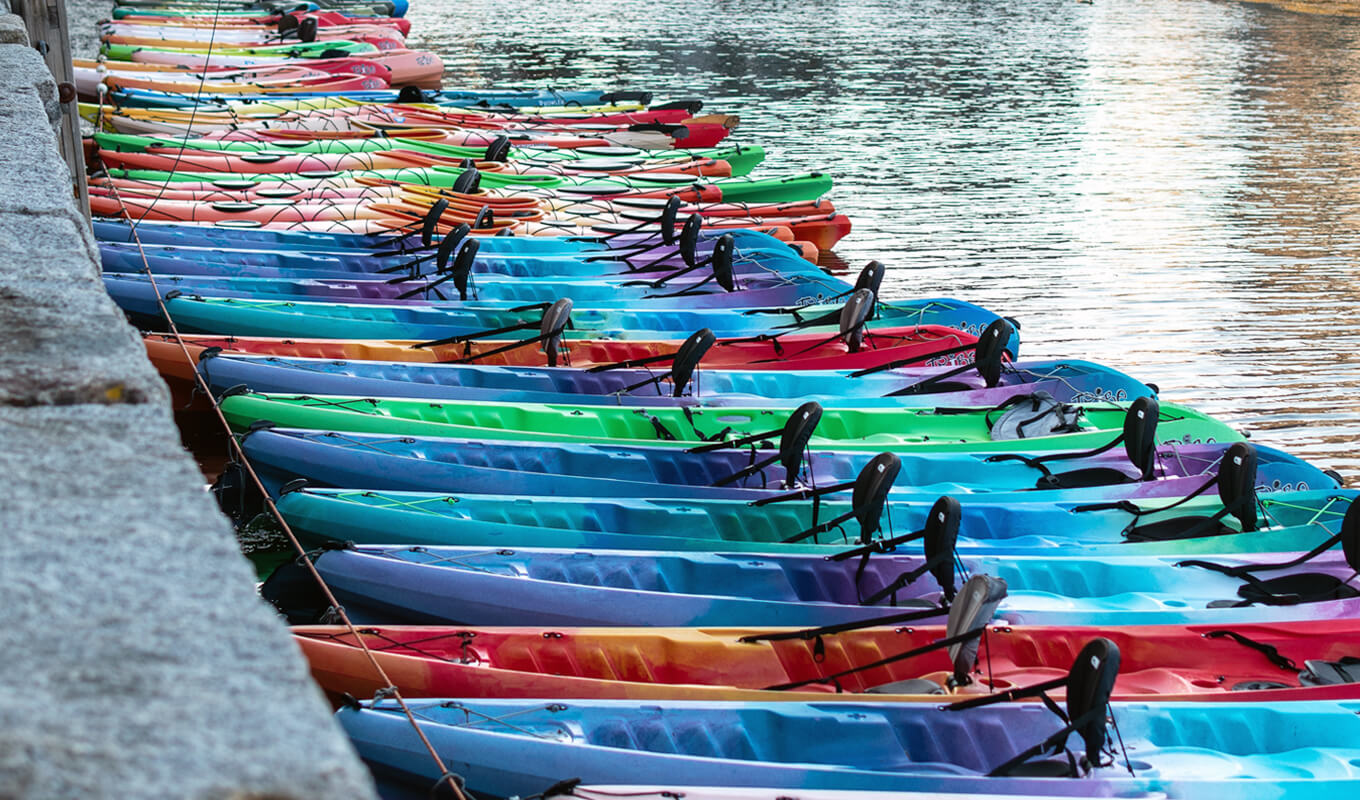 Tandem kayaks with detachable padded kayak seat