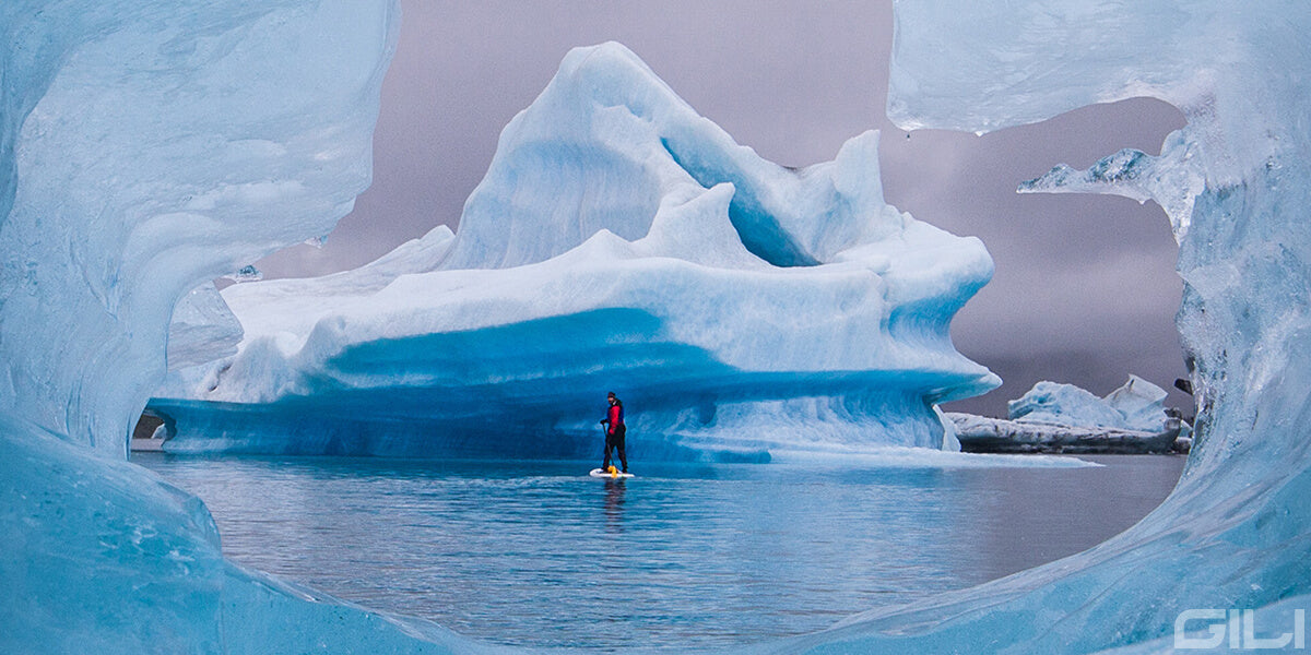 Paddel-Boarding in der Bear Glacier Lagoon, Alaska