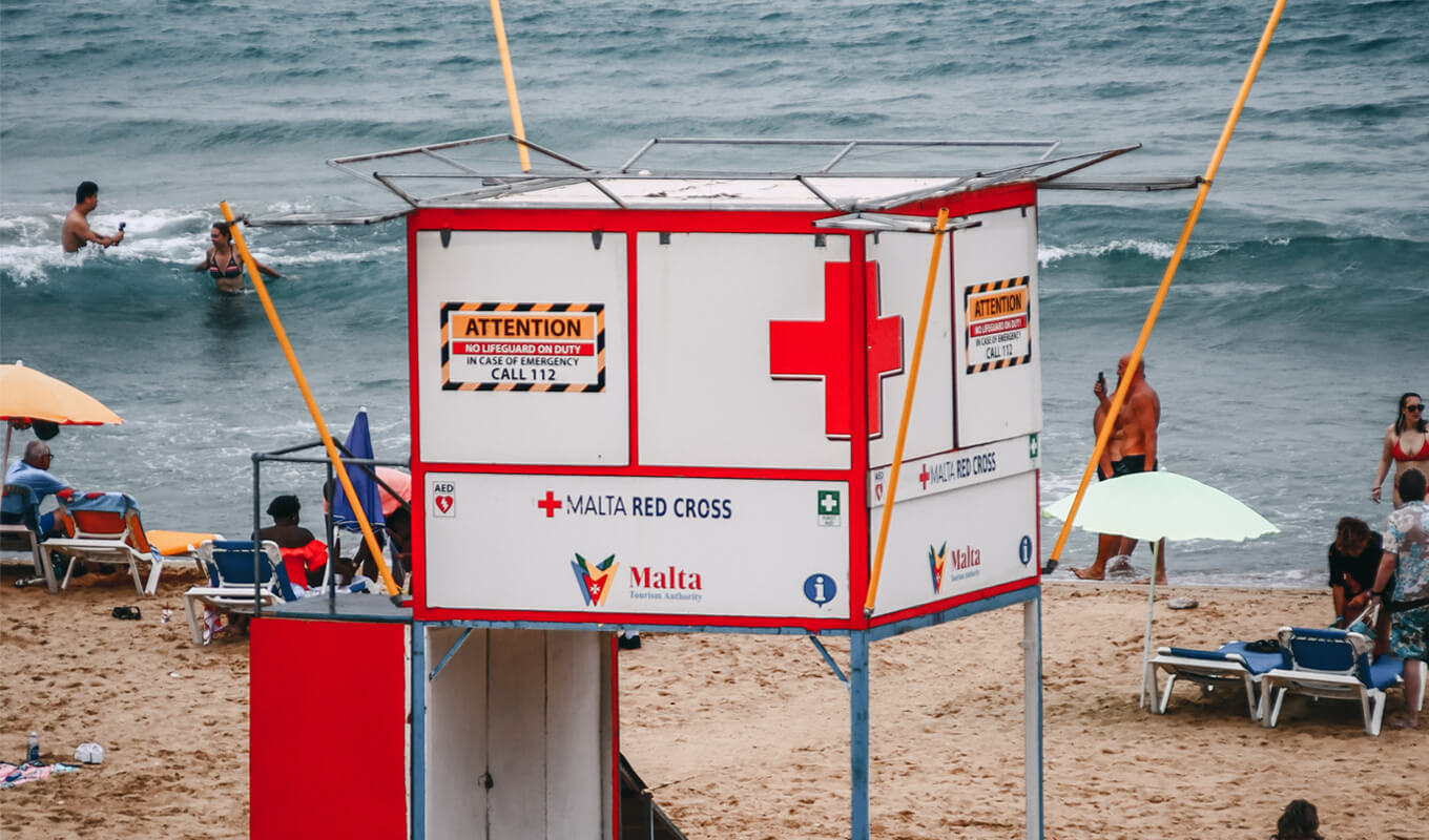 Medizinischer Posten in der Nähe des überfüllten Strandes