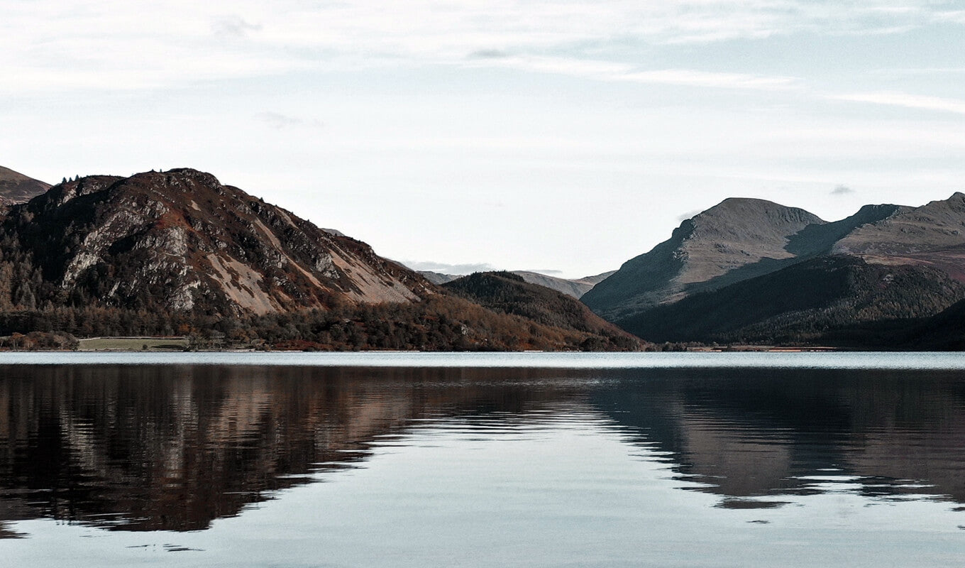 Bergreflexionen auf Ennerdale-Wasser, Lake District