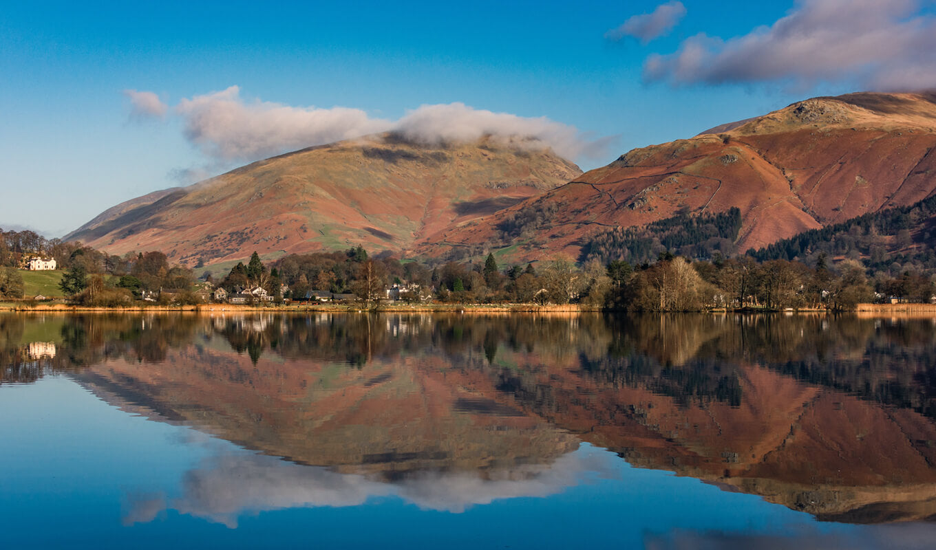 Reflexion eines braunen Berges bei Grasmere, Lake District