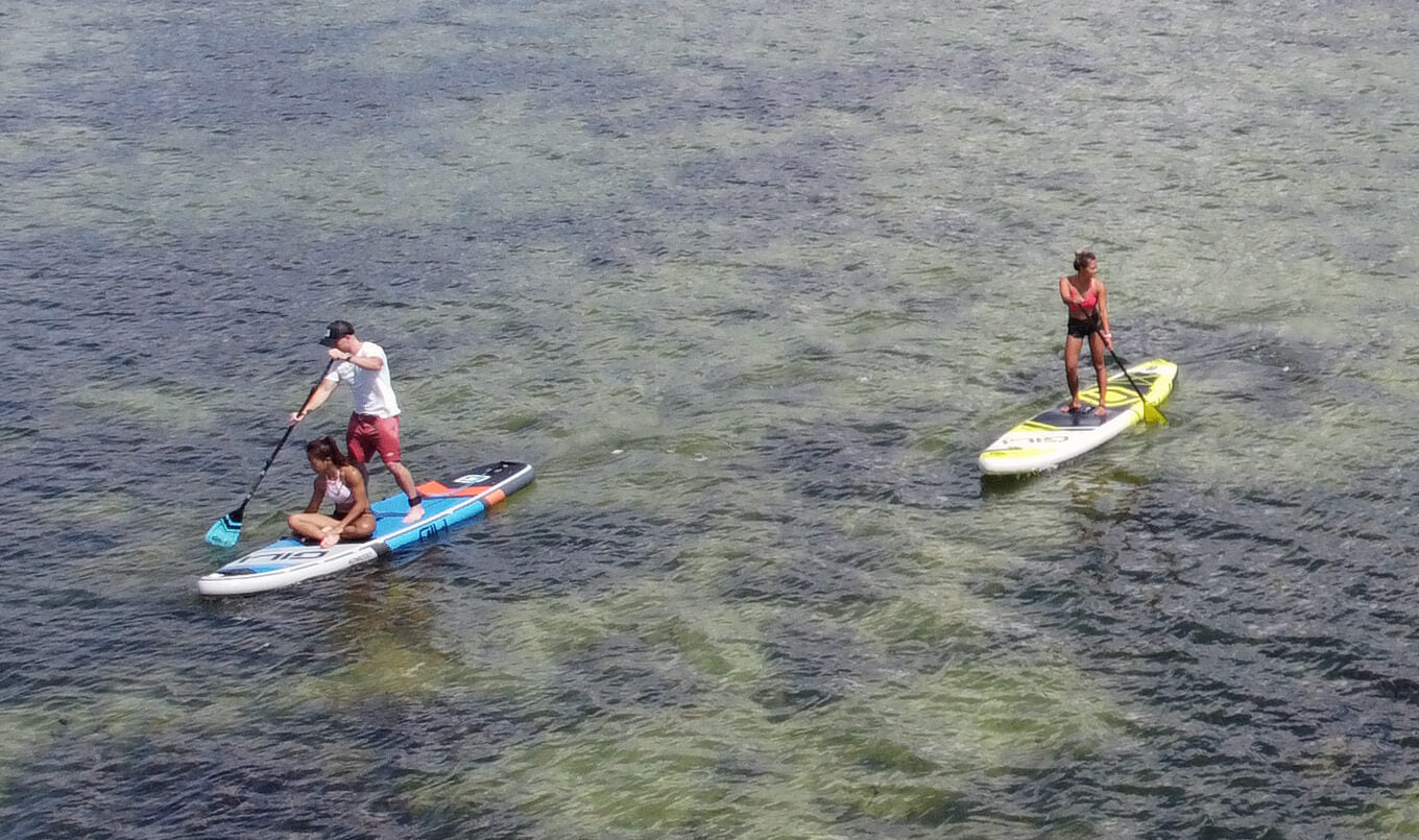 Mit Freunden auf einem SUP fahren