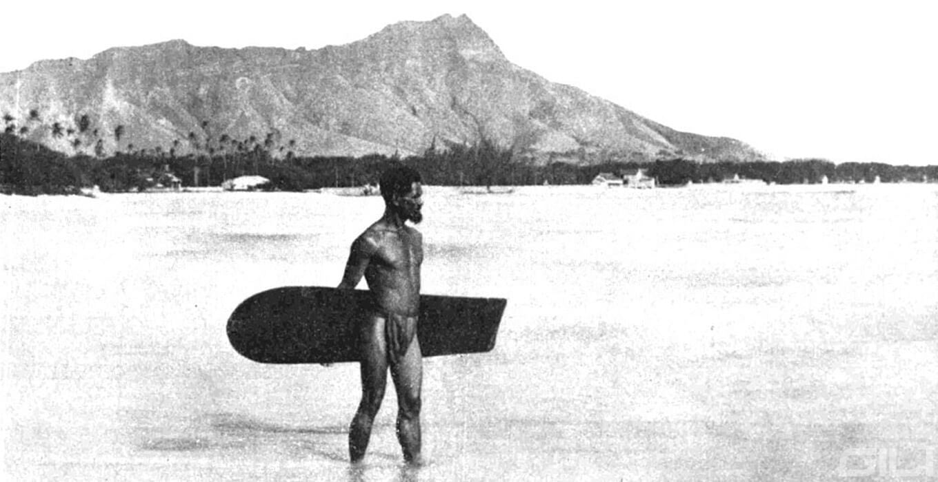 Ein polynesischer Surfer im späten 19. Jahrhundert am Strand von Waikiki, Oahu