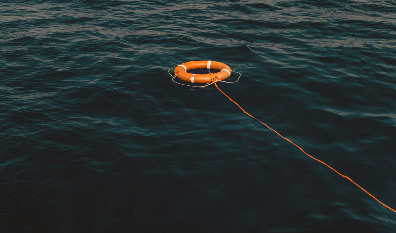 Life buoy with a line on the water