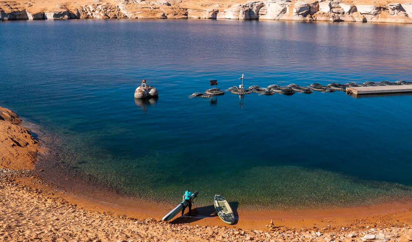 Mann bereitet sein SUP auf dem See im Antelope Canyon vor