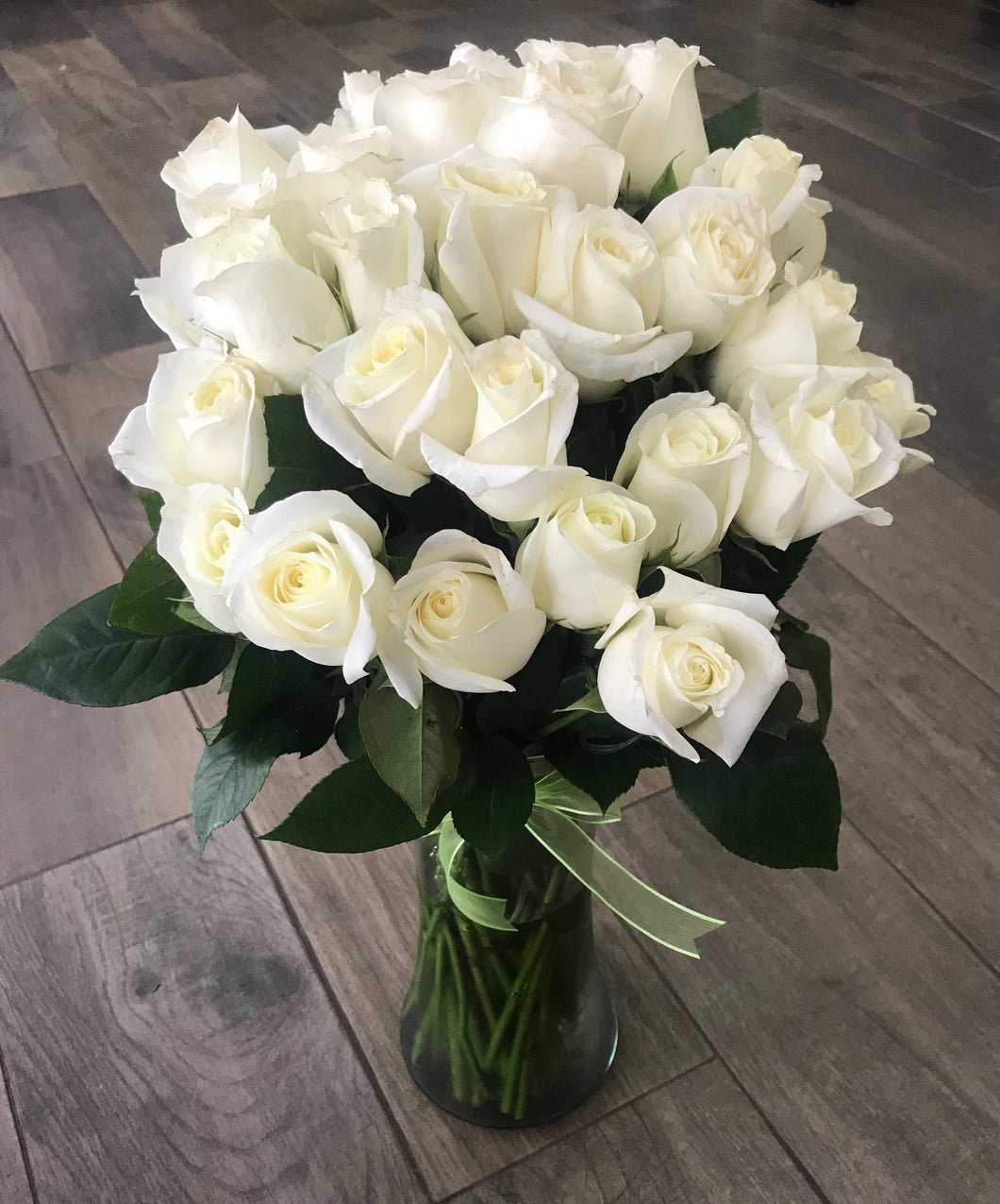 Rosas Blancas en florero – floreriachicvalle