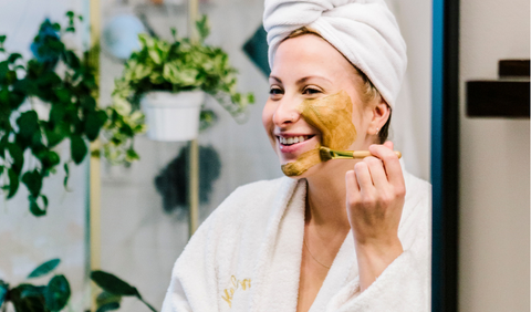 Turmeric and clay mask used for after-sun care