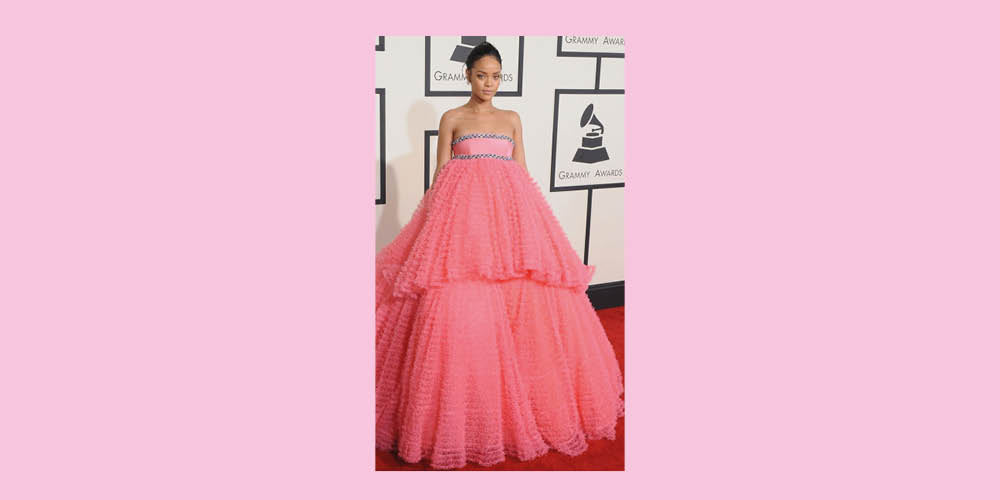 Caroline de l'Ouest Rihanna police Grammys robe rose 2015