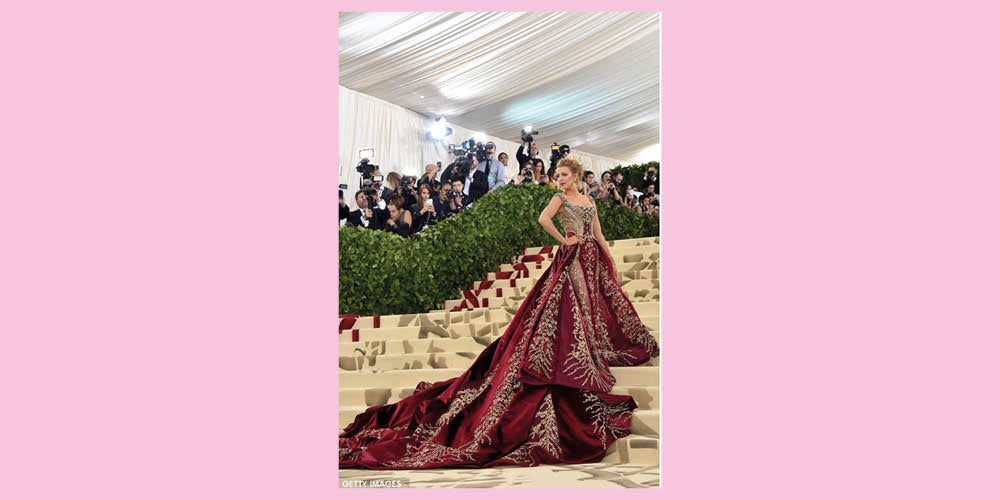 Robe de Gala Blake Lively Versace Rouge 2018 de Caroline de l'Ouest