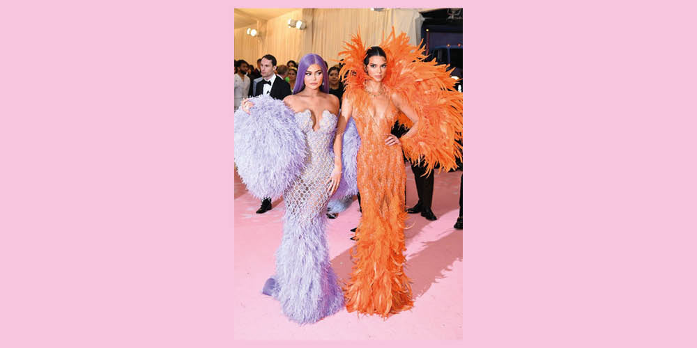 Kendall Kylie Jenner Kardashian Met Gala Plumes Versace 2019 Ana Wintour violet orange