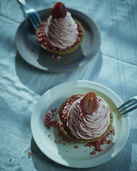 テーブルの上に置かれたケーキ