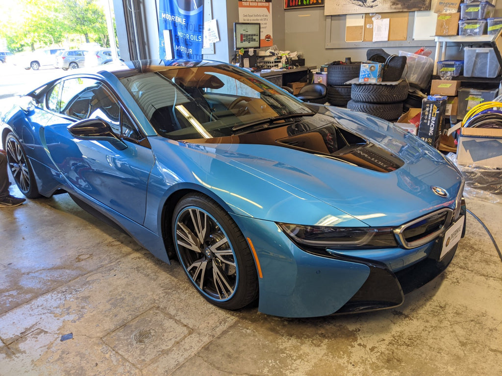 BMW i8 Protonic blue alloygator