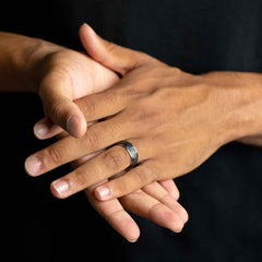 Männerhand mit Ring